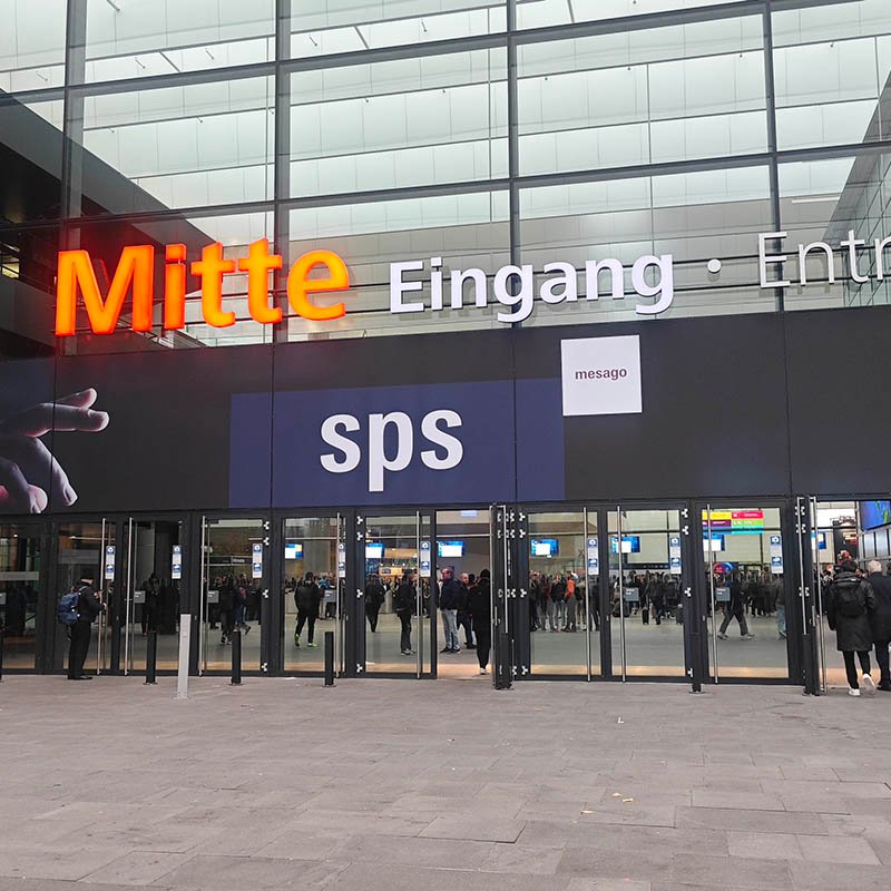 Photo of customers at Frankfurt Optoelectronics Exhibition